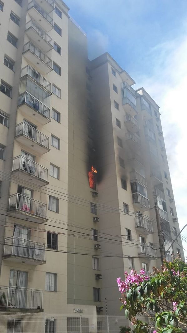 Incêndio atingiu condomínio em bairro da Serra nesta segunda-feira (27)