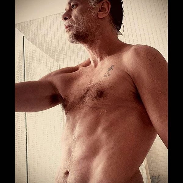 O ator, de 48 anos, postou uma foto sem camisa nas redes sociais mostrando sua boa forma