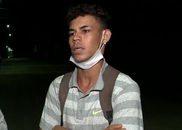 Pedro Henrique dos Santos da Silva, filho de Mirlene, pede melhorias nas condições das ruas do bairro Ponta da Fruta