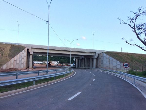 Tráfego no viaduto do trevo de Guarapari está parcialmente liberado