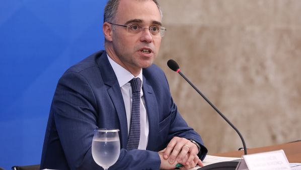 O principal foco da operação é um grupo suspeito de operar uma rede de divulgação de notícias falsas contra autoridades