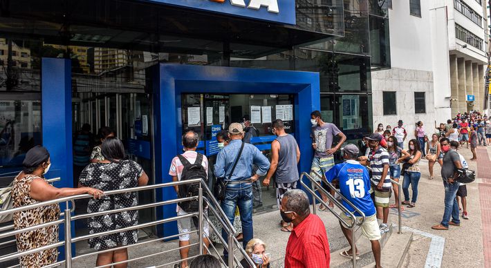 Dois grupos podem sacar nesta sexta. O primeiro é composto por de 3,4 milhões de trabalhadores dos ciclos 5 e 6 do calendário de pagamentos. Já o outro são os 100 mil que fazem parte do calendário do auxílio residual
