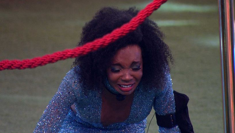 Thelma chora ao receber a notícia que ganhou o jogo
