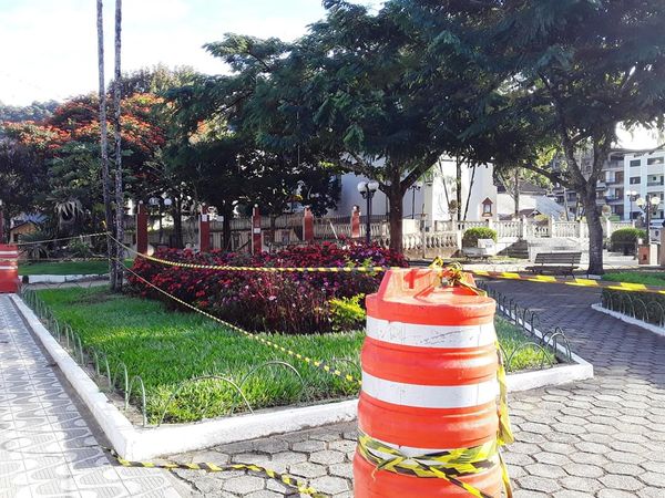 A praça principal de Campinho, no Centro de Domingos Martins, amanheceu interditada