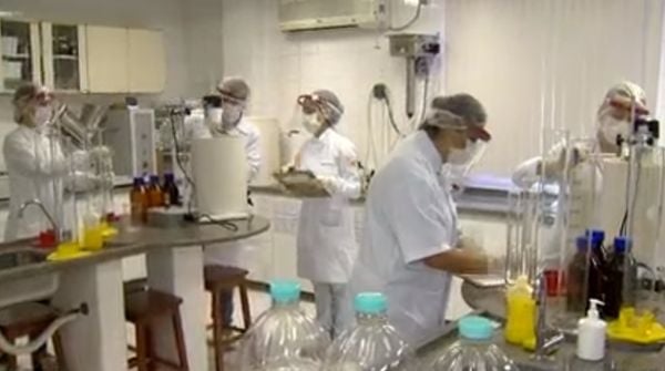 Alunos e professores trabalham na produção de álcool glicerinado nos laboratórios da Ufes