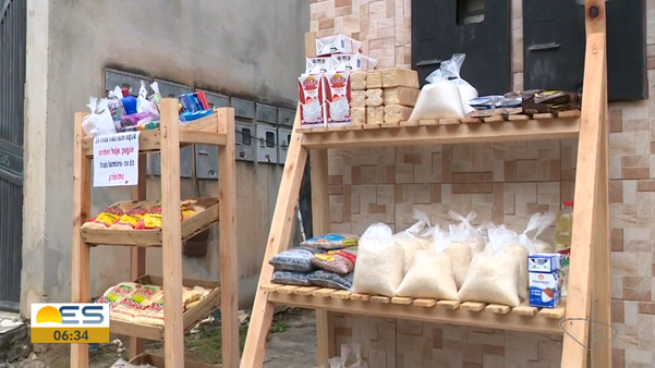 Prateleira Solidária onde moradores retiram e doam alimentos em Castelo