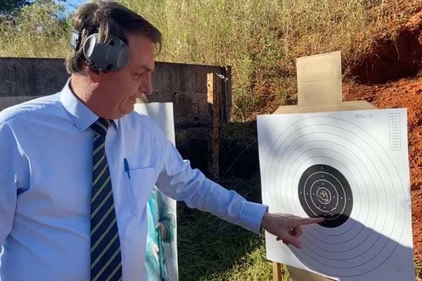 Presidente Jair Bolsonaro pratica tiro em Brasília 