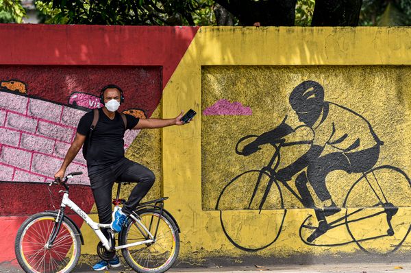Vitória - ES - Ensaio: Muros e máscaras. Registros mostram a interação entre entre rostos cobertos com máscaras e arte na cidade em meio a pandemia de coronavírus. por Vitor Jubini