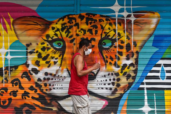 Vitória - ES - Ensaio: Muros e máscaras. Registros mostram a interação entre entre rostos cobertos com máscaras e arte na cidade em meio a pandemia de coronavírus. por Vitor Jubini