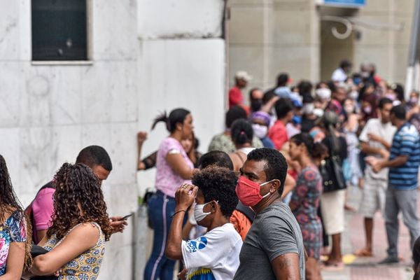 Vitória - ES - Fila na agência da Caixa Econômica Federal para retirada do benefício do Governo Federal na avenida Princesa Isabel, Centro.  por Vitor Jubini