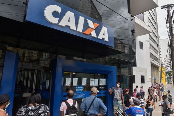 Vitória - ES - Fila na agência da Caixa Econômica Federal para retirada do benefício do Governo Federal na avenida Princesa Isabel, Centro.  por Vitor Jubini