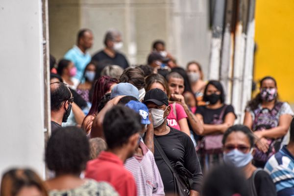 Vitória - ES - Fila na agência da Caixa Econômica Federal para retirada do benefício do Governo Federal na avenida Princesa Isabel, Centro.  por Vitor Jubini