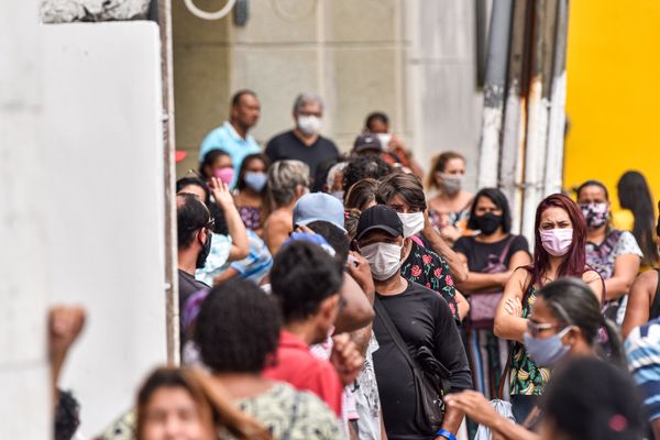 Vitória - ES - Fila na agência da Caixa Econômica Federal para retirada do benefício do Governo Federal na avenida Princesa Isabel, Centro.  por Vitor Jubini