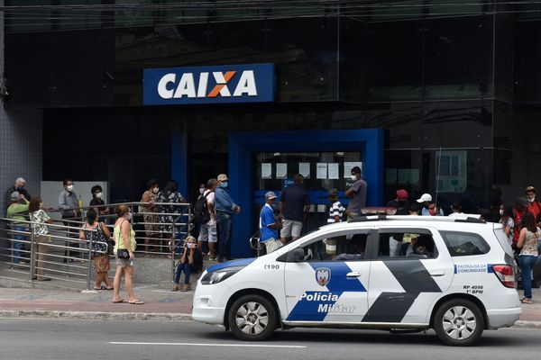 Vitória - ES - Fila na agência da Caixa Econômica Federal para retirada do benefício do Governo Federal na avenida Princesa Isabel, Centro.  por Vitor Jubini