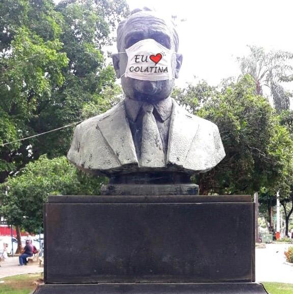  Na Praça Belmiro Teixeira, no Centro de Colatina, o busto de Getúlio Vargas com a máscara