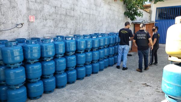 Distribuidora clandestina de gás foi interditada em operação da Polícia Civil nesta quarta-feira (29)