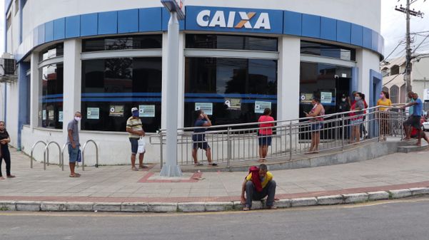 Filas para receber o auxílio emergencial da Caixa Econômica Federal de Serra-Sede por Ricardo Medeiros