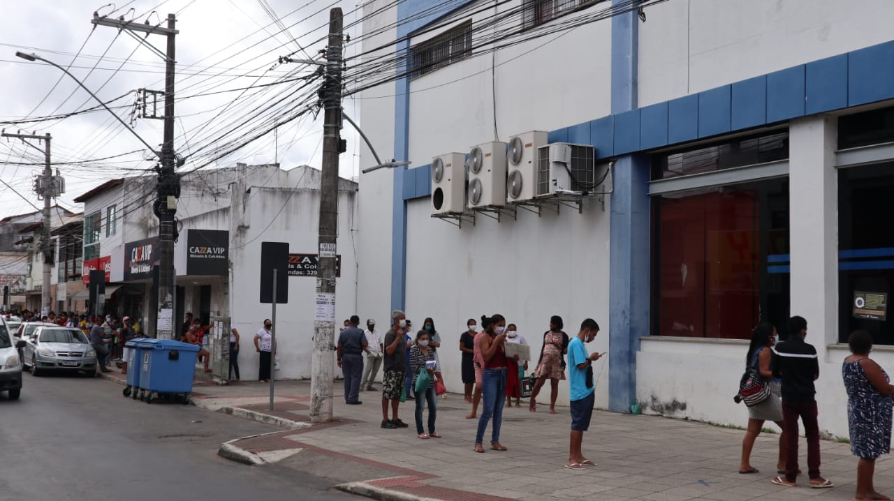 Filas para receber o auxílio emergencial da Caixa Econômica Federal de Serra-Sede