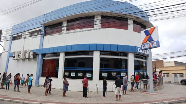 Filas para receber o auxílio emergencial da Caixa Econômica Federal de Serra-Sede por Ricardo Medeiros