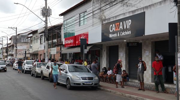 Filas para receber o auxílio emergencial da Caixa Econômica Federal de Serra-Sede por Ricardo Medeiros