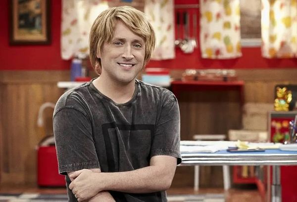 Paulo Gustavo, no cenário da sitcom 'A Vila', exibido no Multishow