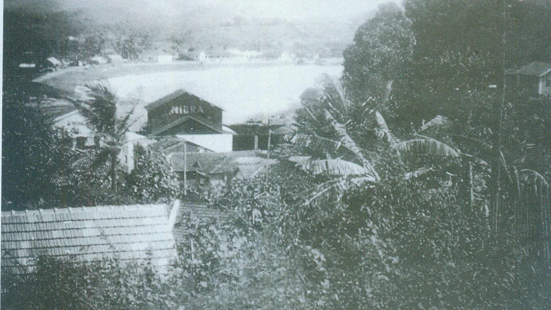 Vista da Prainha de Muquiçaba, com o galpão da Mibra à frente, na década de 1940