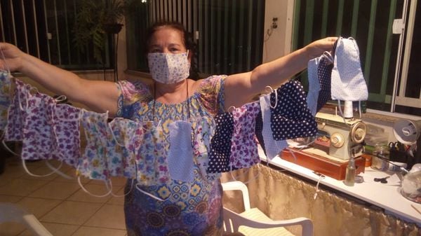 A aposentada Teresa Vieira Ramos com parte das máscaras que tem produzido desde a semana passada