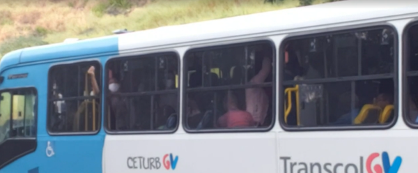 A reportagem da TV Gazeta mostrou ônibus do Transcol lotados circulando pela rodovia Serafim Derenze por causa da paralisação nos coletivos municipais