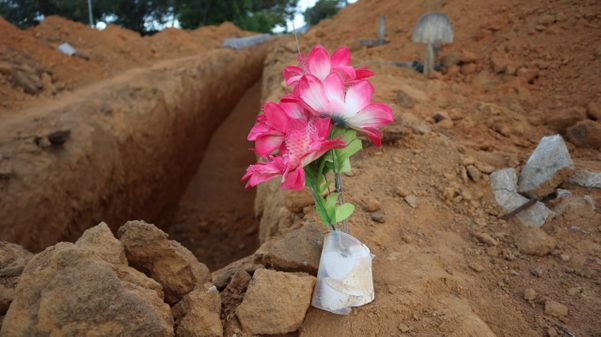 Cova aberta no cemitério São Domigos, na Serra