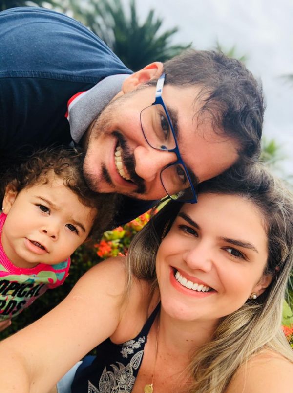 Diogo Lesqueves Sandoval, 34 anos Médico e diretor do Hospital Meridional Praia da Costa, esposa Natália e filha Beatriz, curados de covid