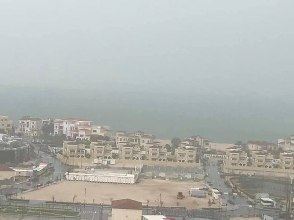 Karyna Goncalves Carvalho clicou uma chuva de areia no deserto do Catar, em sua janela por Karyna Goncalves Carvalho/Facebook