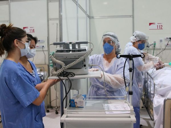 Médicos fazem treinamento no hospital de campanha para tratamento de covid-19 do Complexo Esportivo do Ibirapuera, em São Paulo