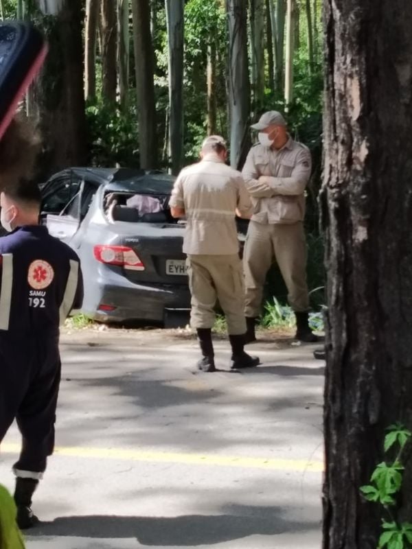 Mulher morreu após bater em poste na Es 166