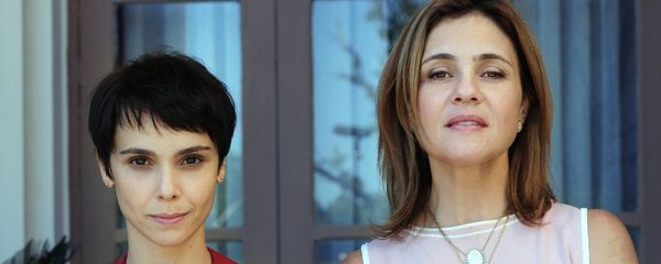 Nina (Débora Falabella) e Carminha (Adriana Esteves) em 'Avenida Brasil' (Globo) 