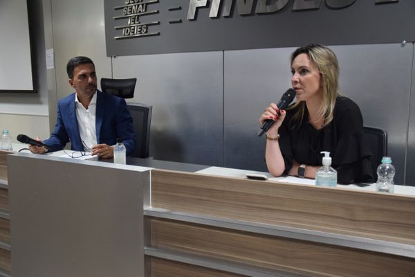 O presidente da Findes Léo de Castro e a eleita Cristhine Samorini