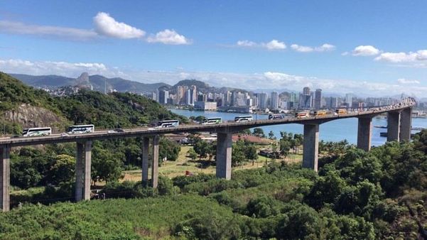 Ônibus de empresas de turismo atravessaram a Terceira Ponte em protesto por apoio ao setor