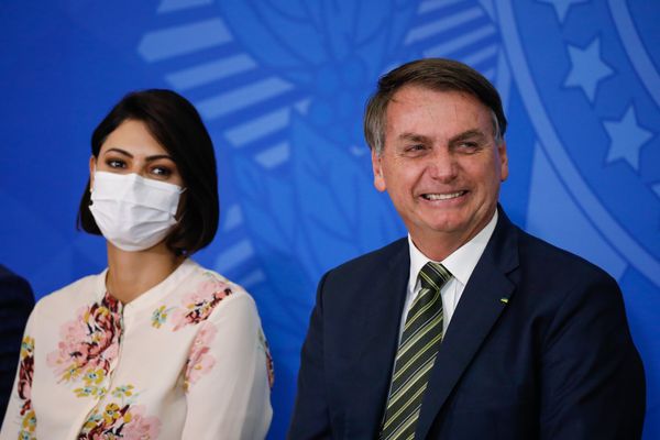 Primeira-dama Michelle Bolsonaro e presidente Jair Bolsonaro em cerimônia no Planalto em meio à pandemia de coronavírus