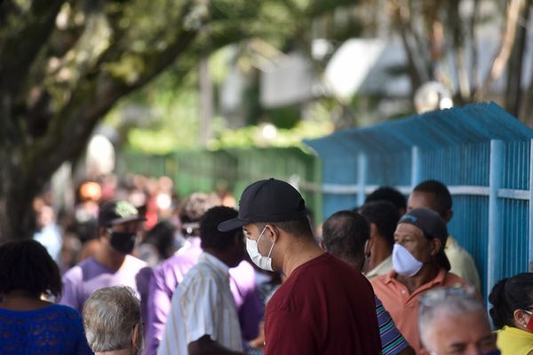 Vitória - ES - Fila na agência da Caixa Econômica Federal para retirada do benefício do governo federal na Avenida Vitória em Jucutuquara. por Vitor Jubini
