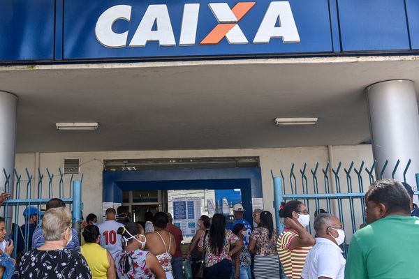 Vitória - ES - Fila na agência da Caixa Econômica Federal para retirada do benefício do Governo Federal na avenida Vitória em Jucutuquara. 