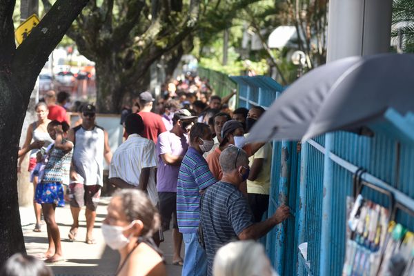 Vitória - ES - Fila na agência da Caixa Econômica Federal para retirada do benefício do governo federal na Avenida Vitória em Jucutuquara. por Vitor Jubini