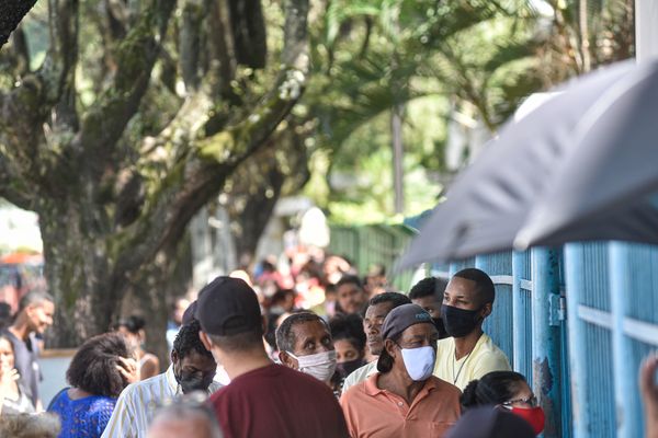 Vitória - ES - Fila na agência da Caixa Econômica Federal para retirada do benefício do governo federal na Avenida Vitória em Jucutuquara. por Vitor Jubini