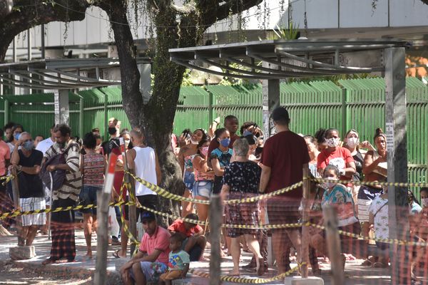 Vitória - ES - Fila na agência da Caixa Econômica Federal para retirada do benefício do governo federal na Avenida Vitória em Jucutuquara.  por Vitor Jubini