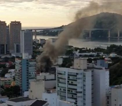 Incêndio em prédio na Praia do Suá