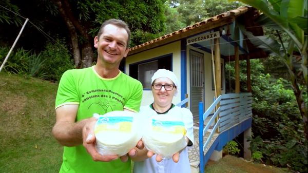 Itamar Arno Tesch e a mulher, Margareti, produzem queijo em sua fazenda em Afonso Cláudio