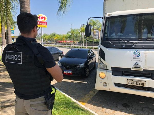 Forças de segurança do ES fazem escolta de caminhão com carregamento de respiradores