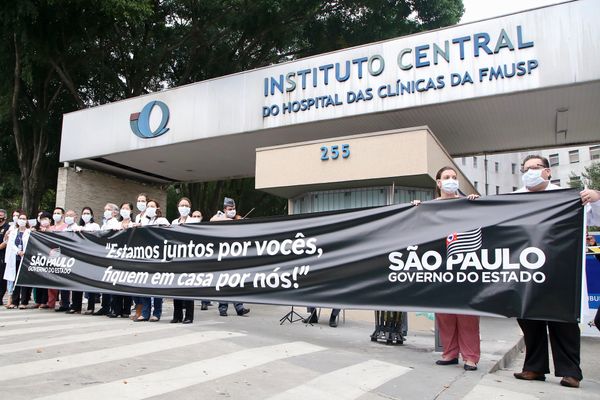 Homenagem aos profissionais da saúde e policiais em São Paulo, Estado que tem mais mortes por Covid-19