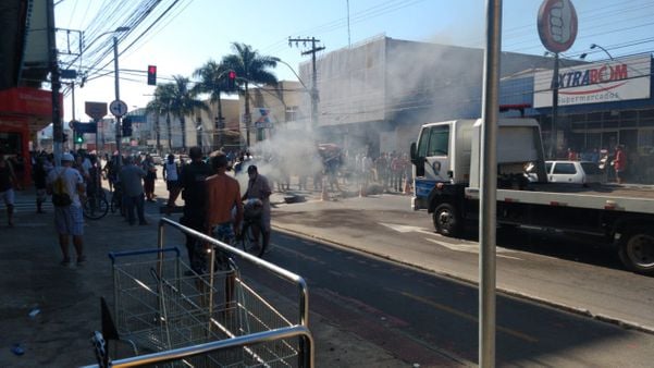 Manifestantes fecharam a Avenida Lindenberg, na Glória, em Vila Velha porque a caixa nao abriu