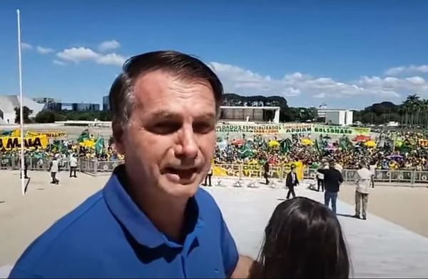 Bolsonaro foi até a parte externa do Palácio da Alvorada para acenar para apoiadores