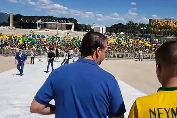 Bolsonaro foi até a rampa do Planalto para acenar aos manifestantes