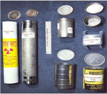 Exemplos de compartimentos onde o urânio-233 está armazenado, sob a forma de pastilhas e óxido, entre outras. 